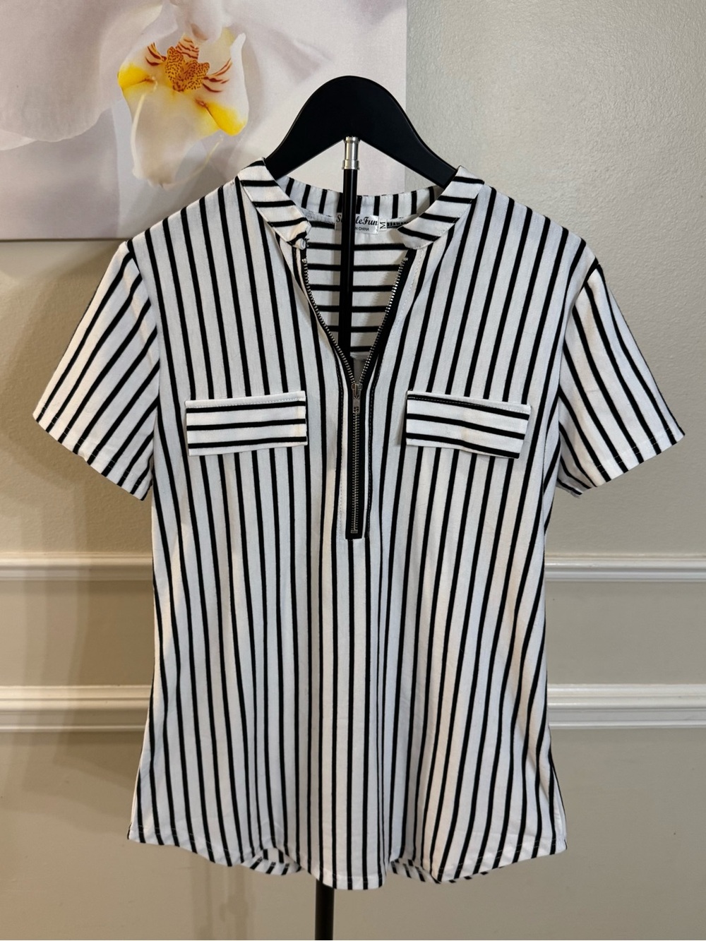 Simplefun Black and White Short Sleeve Zipper Top! Size Medium.